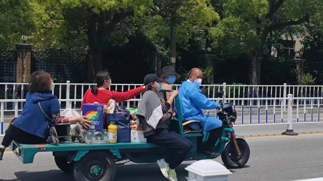 八仙过海各显神通！上海居民限时购物:扁担推车全用上