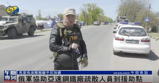 记者在乌采访时坦克在眼前被炸上天,行车记录仪拍惊险瞬间