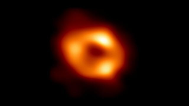 银河系中心黑洞首张照片来了 与爱因斯坦预测一致