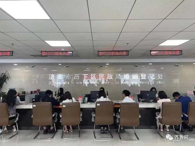 直击多地“520”扎堆领证，大叔通宵替孩子排队