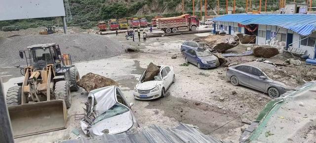四川雅安地震引发山体滑坡 多辆车被落石砸毁
