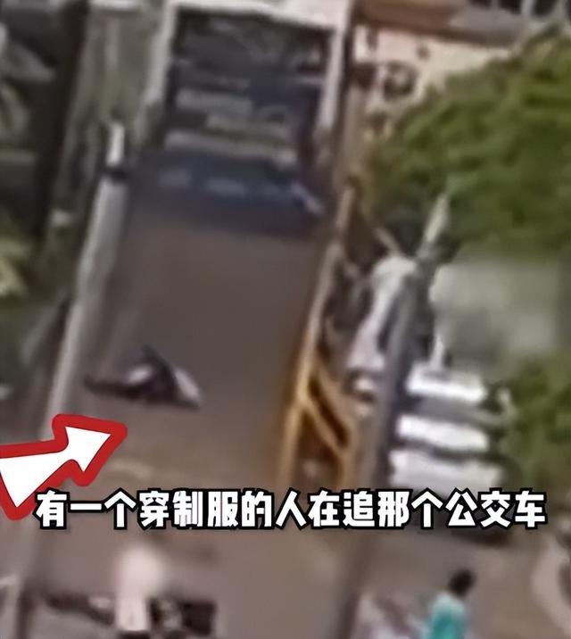 上海坠河公交车后的追车人找到了，救人的还有外卖小哥