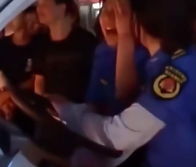 官方通报女城管执法时被打哭：眼角处被缝了三针，警方已介入