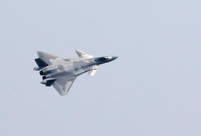 ▲2021年9月28日，中國空軍殲-20戰機在第十三屆中國航展開幕式上進行飛行表演。圖/新華社