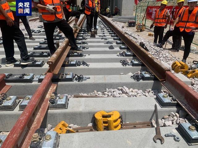 中国首条跨海高铁福厦高铁铺轨贯通 入列八纵八横