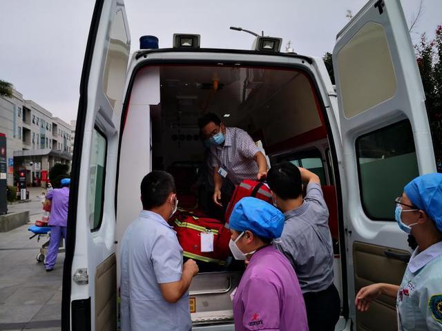 四川多家医院前往泸定救援 240名特警先期抵达震中位置