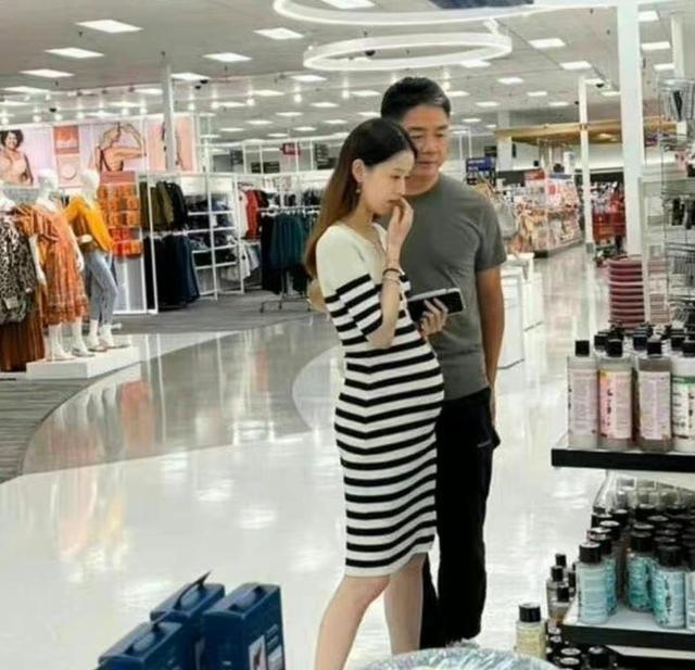 章泽天怀孕随刘强东明州逛超市 疑为强奸案庭审做准备