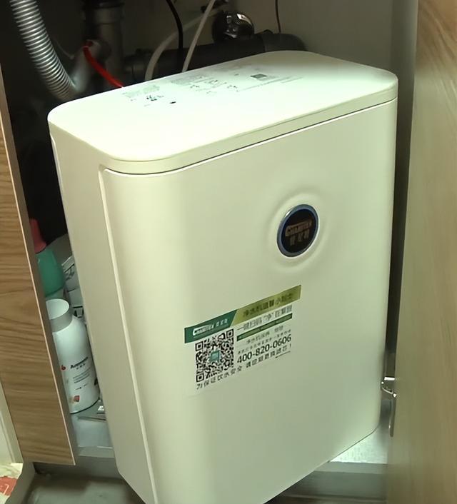 净水机接下水道全家喝2年废水：净化后的水有白色漂浮物
