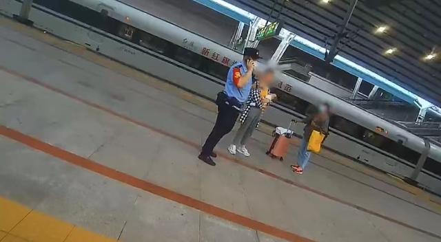 妇产科主任拐骗婴儿乘火车，邻座察觉后报警