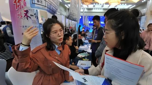 女子投简历后发现HR是室友，惊喜还是尴尬！
