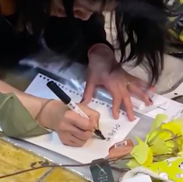 女孩在梨泰院跪地哭喊男朋友不在了 哭声让人心痛