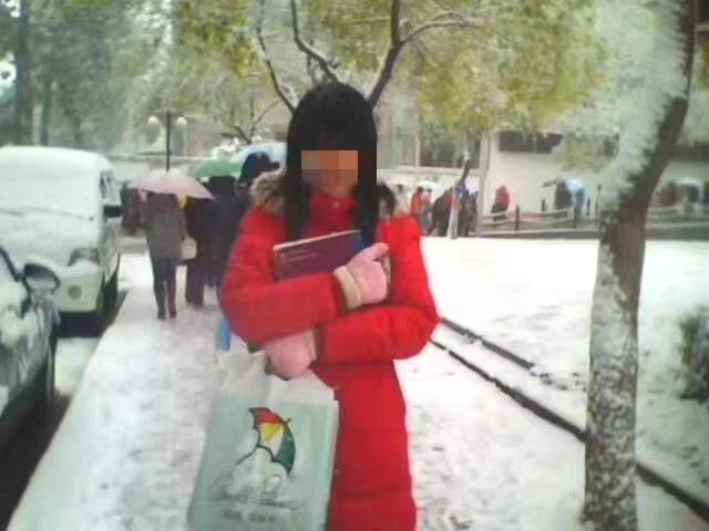 2009年冬天,汤小甜(化名)在学校的留影。 受访者供图