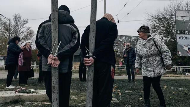 亲俄的赫尔松居民被绑在柱子上