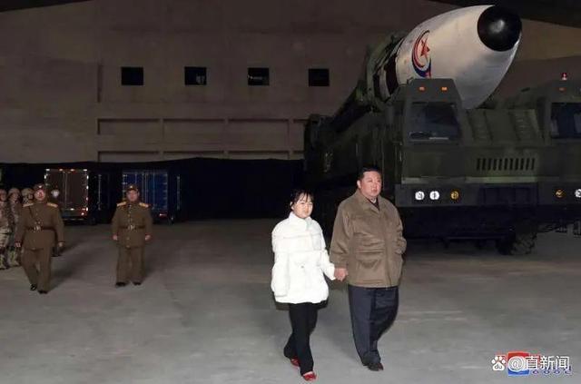 金正恩携女儿首次公开亮相 亲临试射场所并指导试射新型洲际弹道导弹