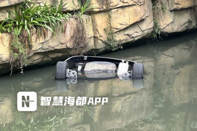 车位被占男子把占位车丢河里
