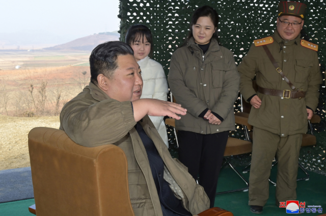 金正恩与试射导弹人员合影 女儿出镜