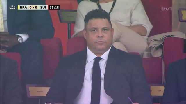 巴西球迷留大罗经典发型看台观战 大罗火速康复现身助阵