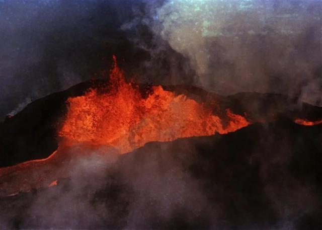 世界最大活火山开始喷发 “高度动荡”状态让人不安