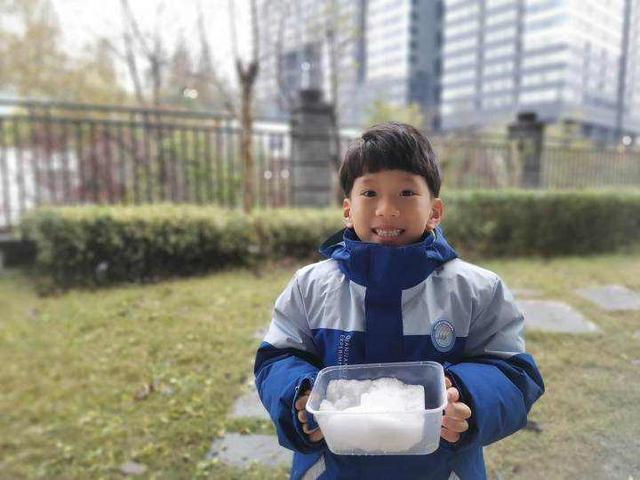 老师暂停上课让学生撒欢玩雪，杭州第一场雪操场已被占领！