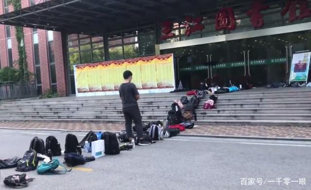 大学生火车站默契拿行李箱代排队：不用担心插队
