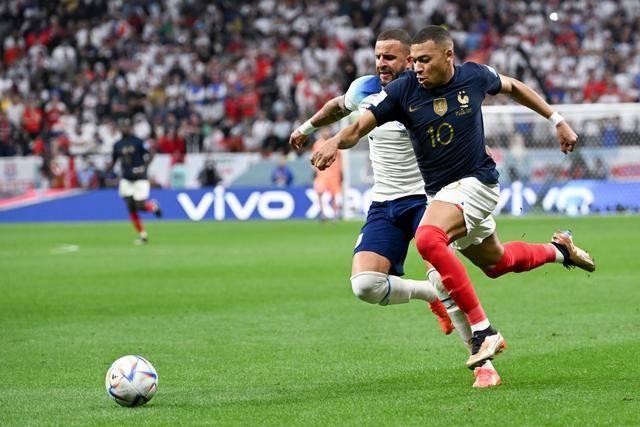 凭借楚阿梅尼和吉鲁的进球法国2-1淘汰英格兰，晋级四强