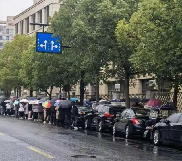 杭州多家医院发热门诊9成患者是阳性，有医院的退热药被“开断货”