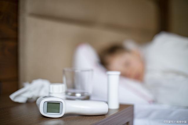 新冠发烧后捂被发汗可行吗?专家:风寒感冒可以,39.5℃以上需要散热!