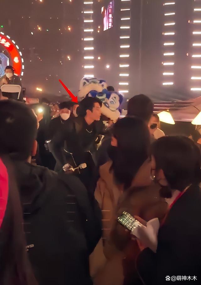 跨年晚会王鹤棣冲过去抱何炅 棣棣一定要成为何老师的骄傲啊