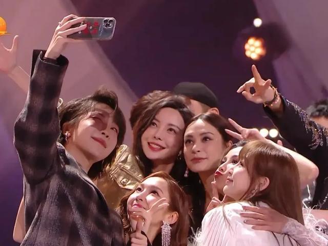 跨年晚会上那些令人惊艳的舞台：王俊凯拼了王心凌苏有朋怀旧杨幂美腻！