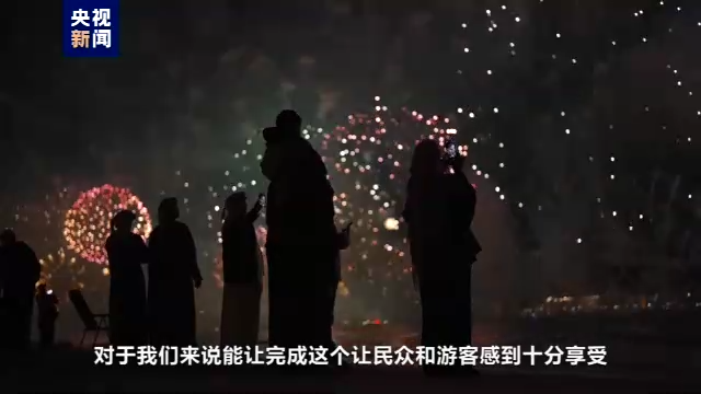 阿联酋新年无人机烟花表演点亮夜空