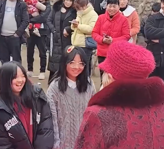 45岁女子带5个孩子嫁给初恋，曾被前夫家暴20年，离婚后幸运遇到初恋