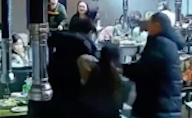 女子烧烤店内被男子持刀锁喉 店主夫妻拉架带夺刀