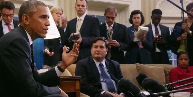 2014年10月22日，時任美國總統奧巴馬會見媒體時，克萊恩也在場。圖源：Getty Images