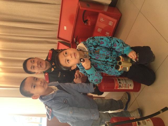 北京两名男孩连续9年春节“慰问”消防员，见证儿童到少年