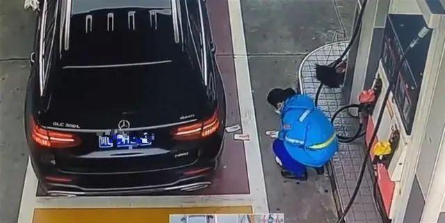 四川一奔驰车加完油扔钱 车主鞠躬道歉：没有侮辱她的意思