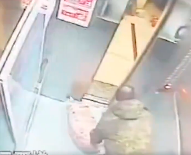 警方调查宠物狗被邻居砍杀案 涉事人称为自保连砍十几刀