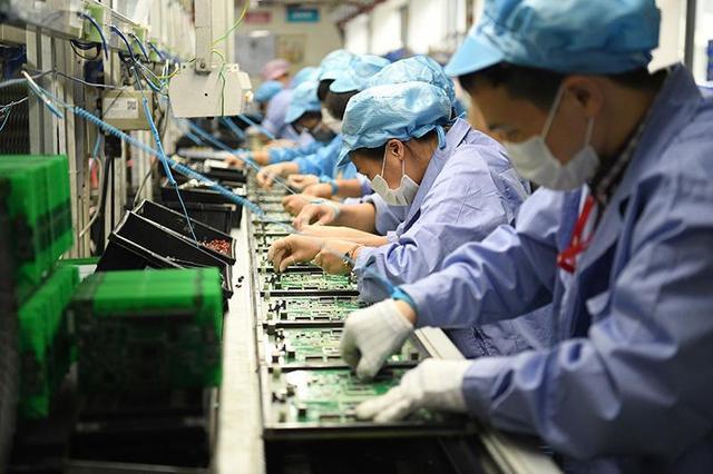 为何年轻人宁愿送快递也不进工厂 “看不上”这些？