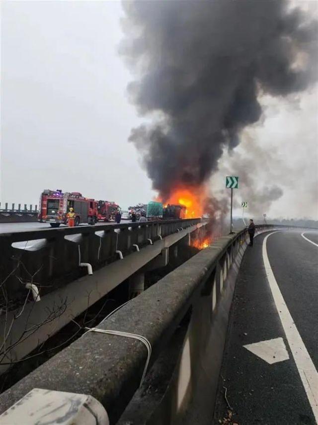 官方回应许广高速约20车连撞起火 应急管理部紧急救援