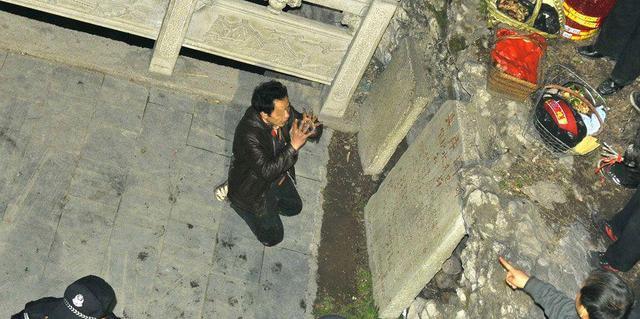 大龄未婚青年被叫到祠堂集体罚跪 长辈拿着木板一个人一下打屁股