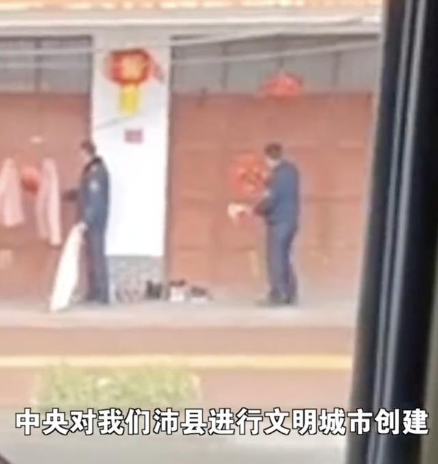 白岩松评多地城管撕春联：吃力不讨好，越界了！
