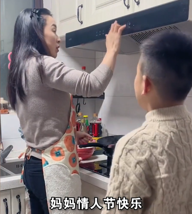 男孩替亡父给妈妈送礼物 爸爸虽然不在了但他没有缺爱