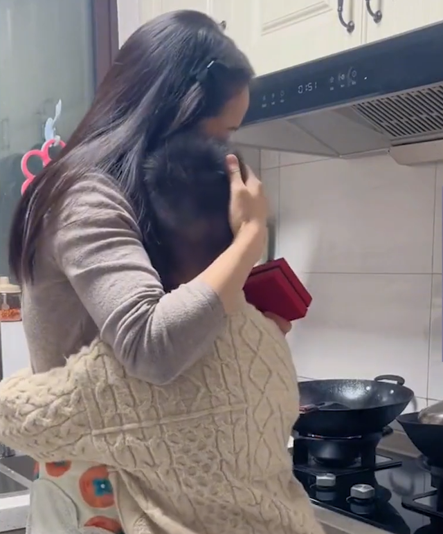 男孩替亡父给妈妈送礼物 爸爸虽然不在了但他没有缺爱