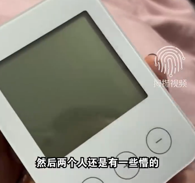 女子买电子表挂墙1年才发现没撕膜，以为买回来就是开着的 怪不得每次看都不准