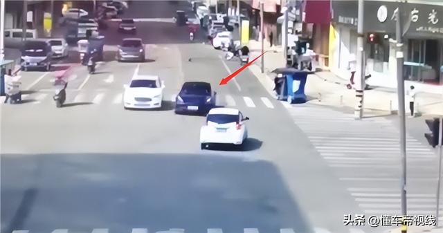 Model 3与公交车对撞特斯拉回应 事故视频现场画面曝光