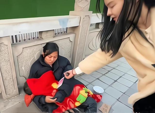 女子独自带孩子街头求助 远嫁女被家暴无处可去太绝望了