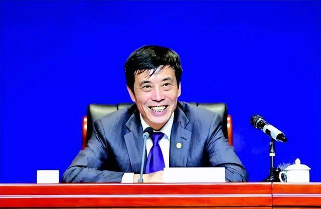 陈戌源开会照曝光 桌上2盒软中华 桌面凌乱，发言稿不足一页A4纸