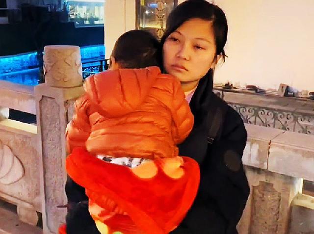 女子独自带孩子流浪街头：遭家暴后带着孩子离家出走