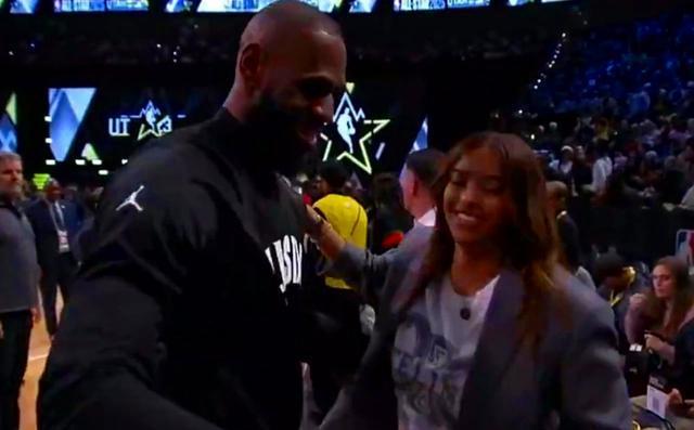 詹姆斯场边拥抱科比女儿 温情定格在这瞬间