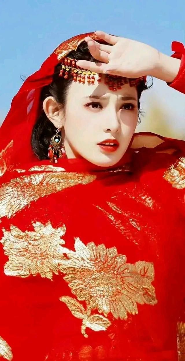 成龙娜扎《神话2》合影 网友：会上演“爷孙恋”吗？
