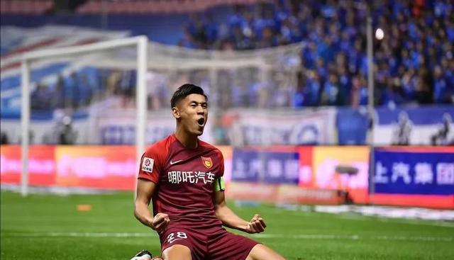 曝2017年张呈栋转会费1.5亿人民币，经纪人大赚2000万，那些年华夏幸福花的“冤枉钱”